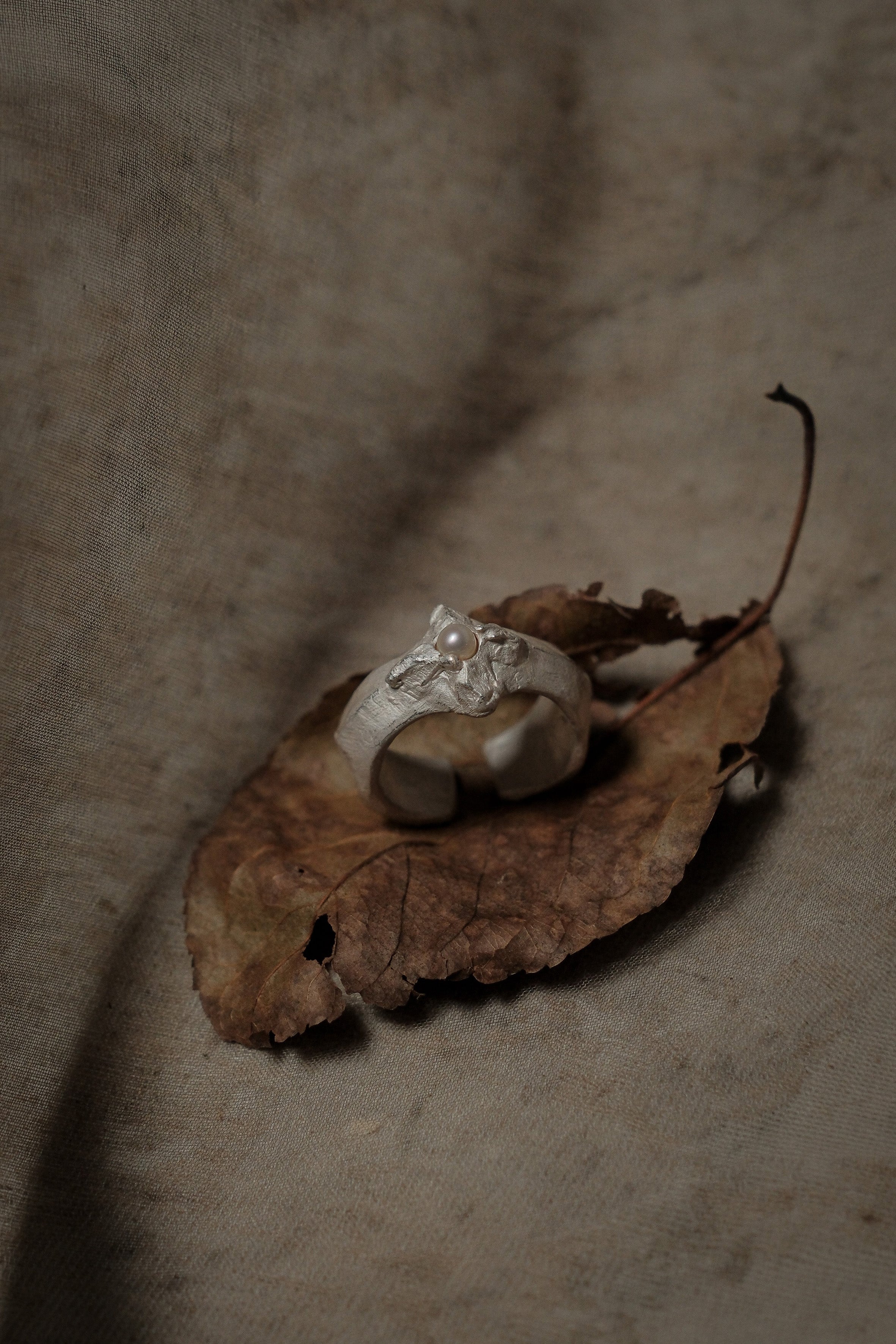 Still Leaf Pearl Ring