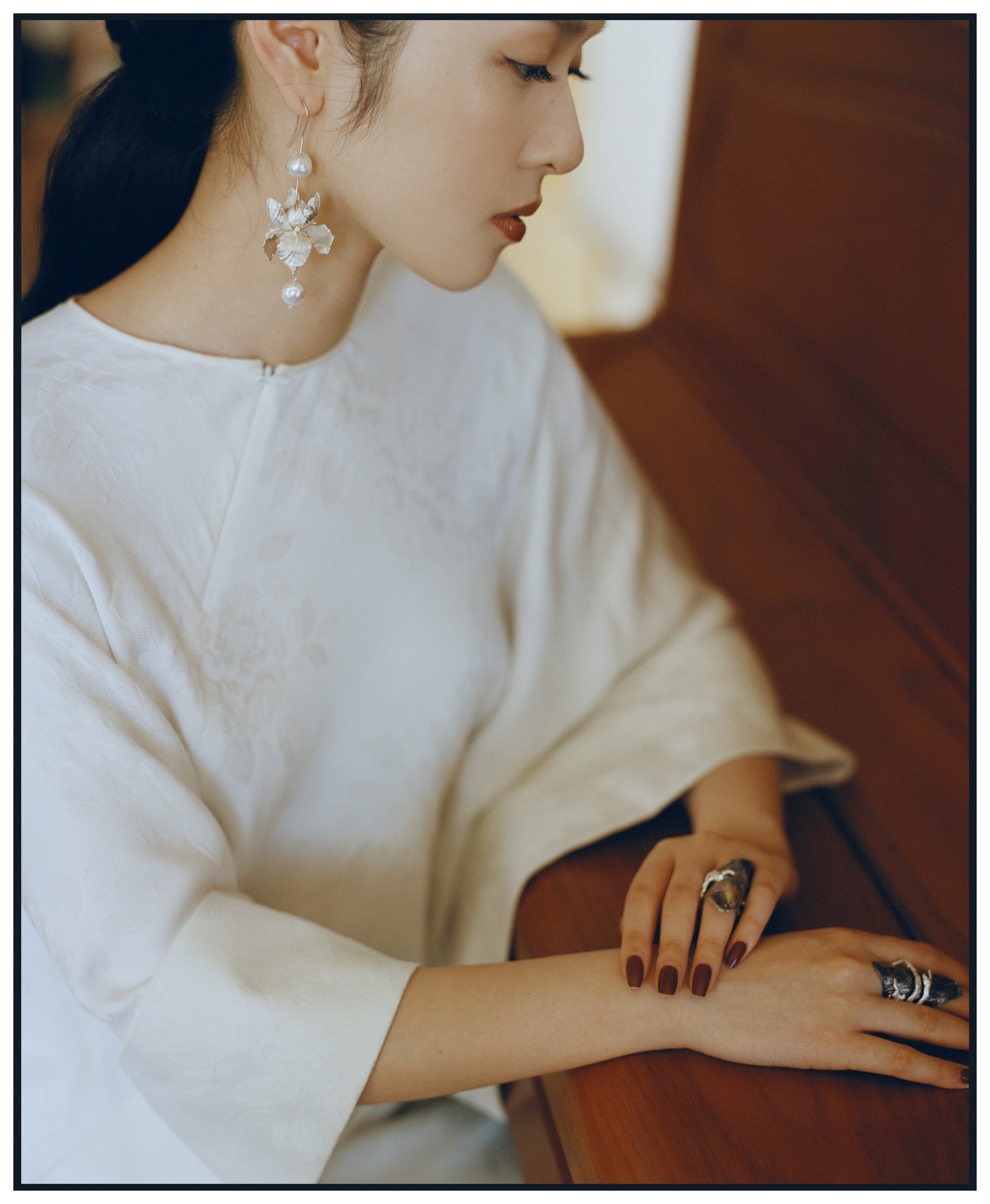 Iris Pearl Ear Hook