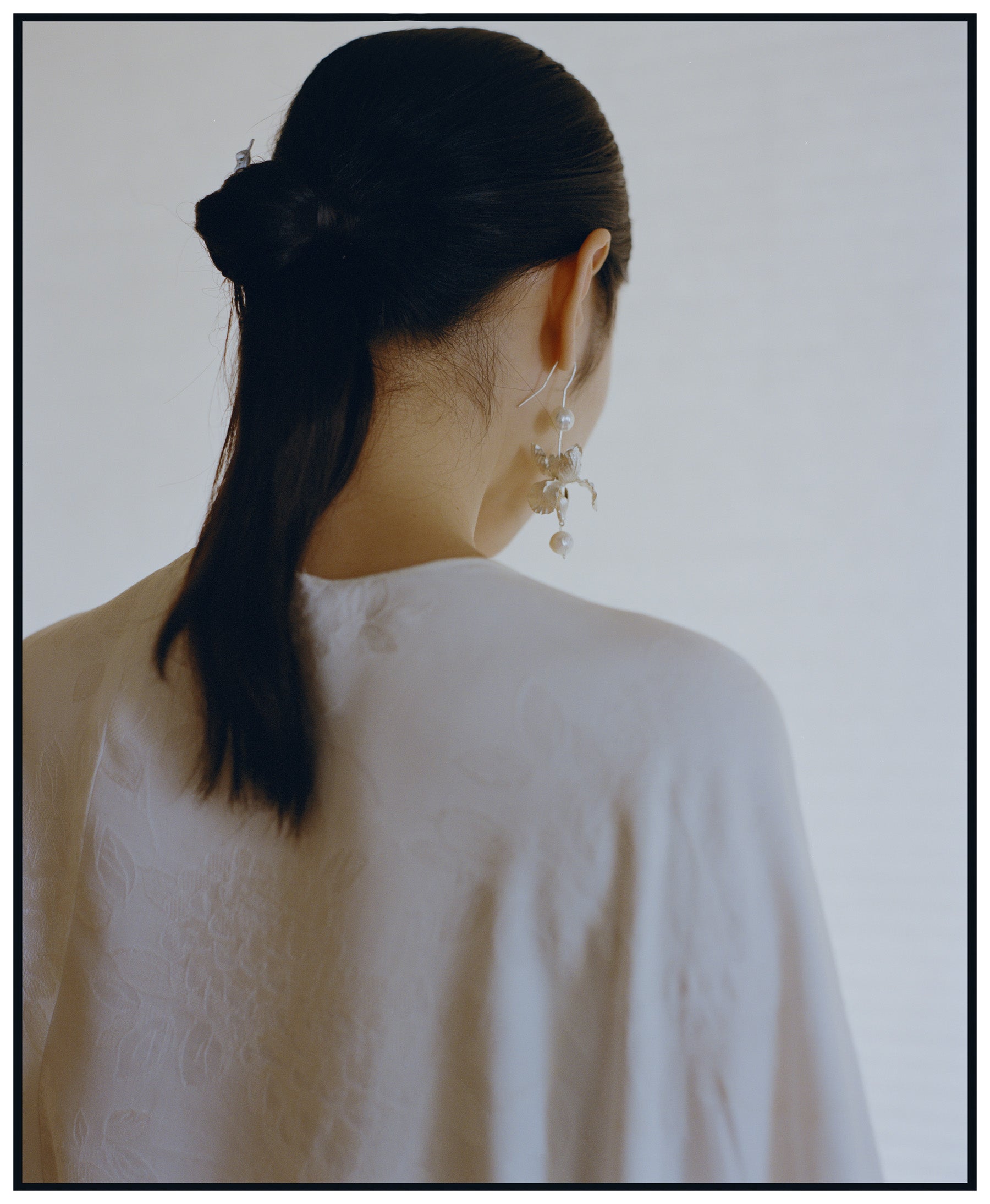 Iris Pearl Ear Hook