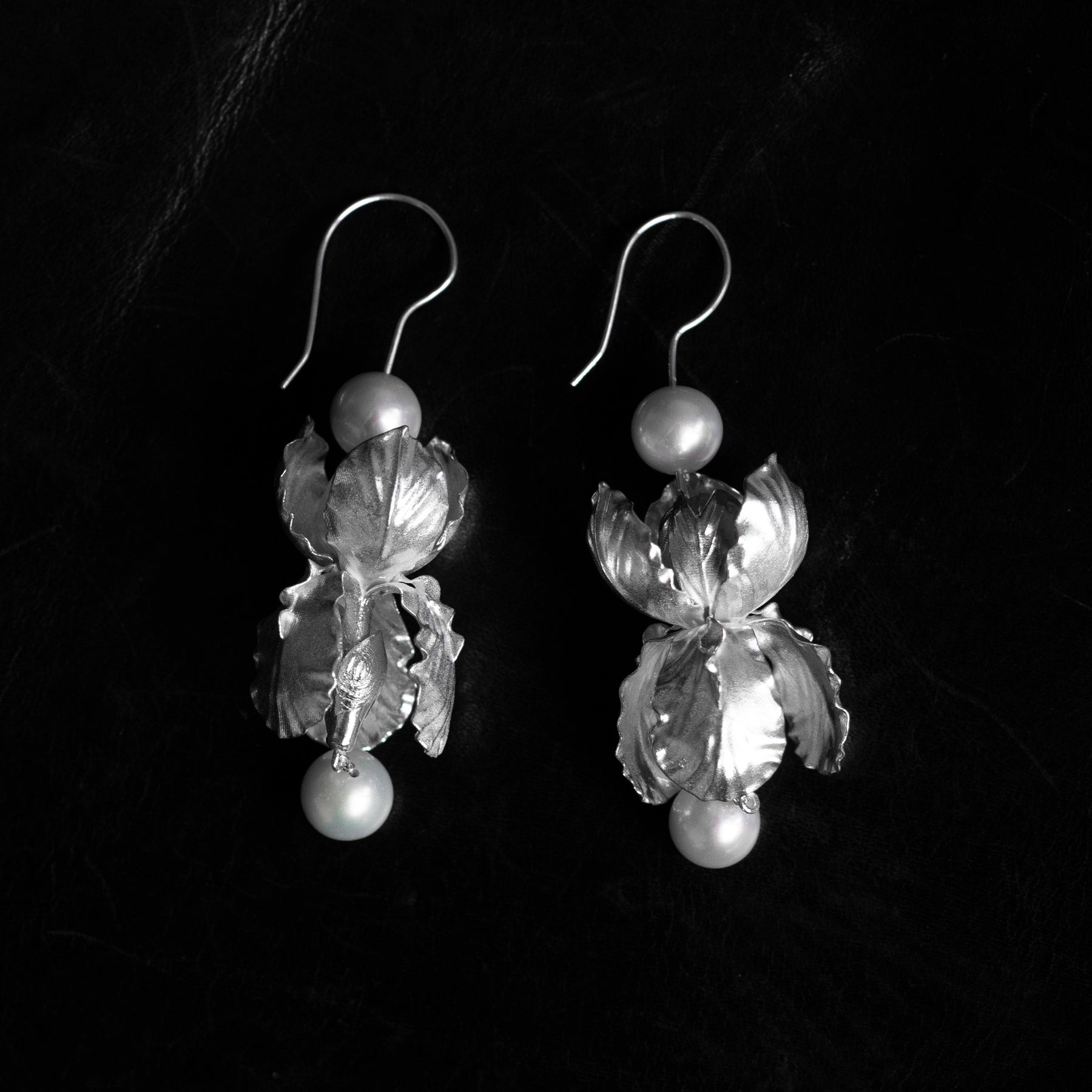 Iris Pearl Ear Hook