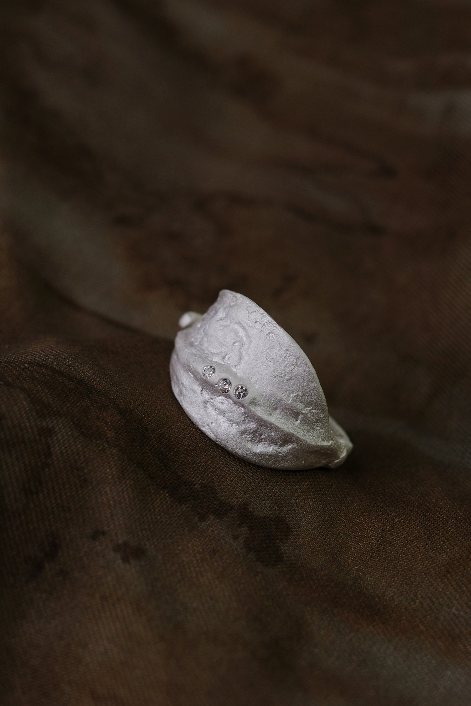Broadleaf Whisper Ring